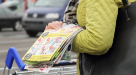 Mobilne gazetki handlowe coraz częściej zastępują wydania w wersji papierowej BIZNES, Handel - W ostatnich latach gazetki handlowe są dostępne również za pomocą różnego rodzaju aplikacji mobilnych. Oferują one konsumentom znacznie większe możliwości niż jej tradycyjne formy.