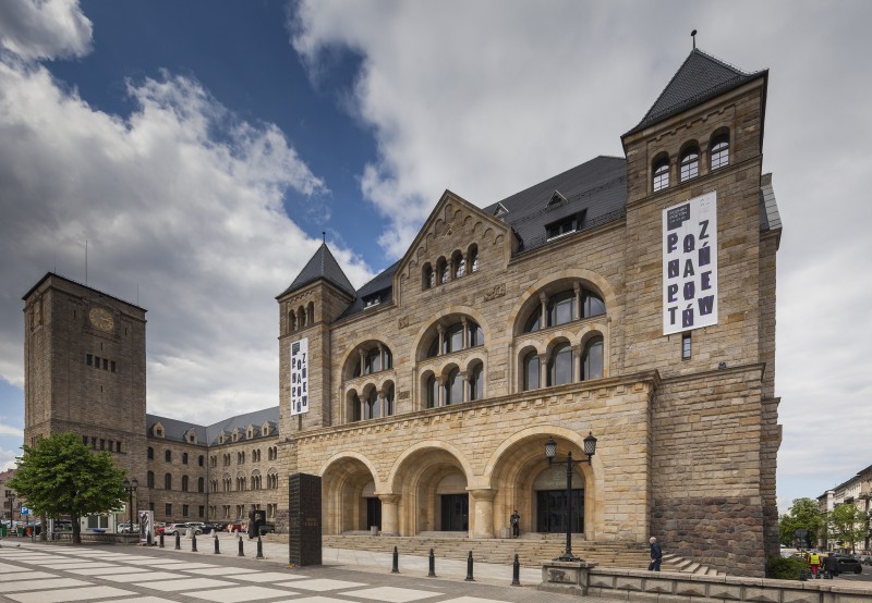 Guardian SunGuard® to mądry wybór w obiektach o charakterze edukacyjnym , centrum kultury, szkło, guardian - Szkoły, przedszkola i centra edukacyjne to obiekty wyjątkowe pod wieloma względami. Z uwagi na swoje przeznaczenie muszą one spełniać najwyższe standardy bezpieczeństwa, a także być przyjazne dla przebywających w nich osób. Jednym ze sposobów na poprawę komfortu wewnątrz placówek oświatowych, szczególnie tych zlokalizowanych w budynkach zabytkowych, jest zastosowanie w oknach szkła o dużej przejrzystości i wysokim stopniu ochrony przeciwsłonecznej. Przykładem obiektu, w którym zastosowano takie rozwiązanie jest Centrum Kultury Zamek w Pozaniu.