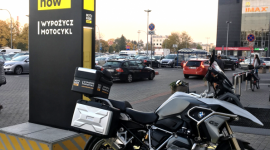 Sadyba Best Mall z pierwszą w Polsce bezobsługową wypożyczalnią motocykli BIZNES, Handel - Pierwsza w Polsce bezobsługowa motostacja została otwarta w warszawskiej galerii Sadyba Best Mall. Wypożyczalnia firmy Motoride oferuje motocykle premium marki BMW oraz umożliwia wypożyczenie i zwrot pojazdu o dowolnej porze za pomocą smartfona.