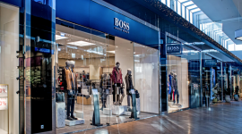 BOSS Outlet już otwarty we Wrocław Fashion Outlet BIZNES, Handel - Pierwszy Outlet BOSS w Polsce Zachodniej: BOSS Outlet działa od 6 grudnia we Wrocław Fashion Oultet. Tym samym oferta centrum dedykowana fanom wyrafinowanych, nowoczesnych kolekcji znacząco się wzbogaciła