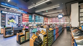 Nowe marki we Wrocław Fashion Outlet BIZNES, Handel - W czwartym kwartale 2019 roku do grona najemców Wrocław Fashion Outlet dołączyły nowe, międzynarodowe marki: Le Creuset, BOSS Outlet i Skechers. Dodatkowo w nowych lokalizacjach, większych lokalach i najnowszych konceptach otworzyły się marki Asics oraz 4F