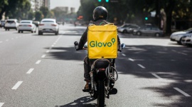 Glovo Access, czyli usługi delivery zaangażowane społecznie BIZNES, Handel - Glovo uruchamia nową społeczną platformę. Glovo Access to otwarcie funkcjonalności aplikacji dla zaangażowanych społecznie organizacji pozarządowych realizujących cele charytatywne. Dzięki nowej platformie, partnerzy zyskają dostęp do procesów logistycznych i sieci partnerów.